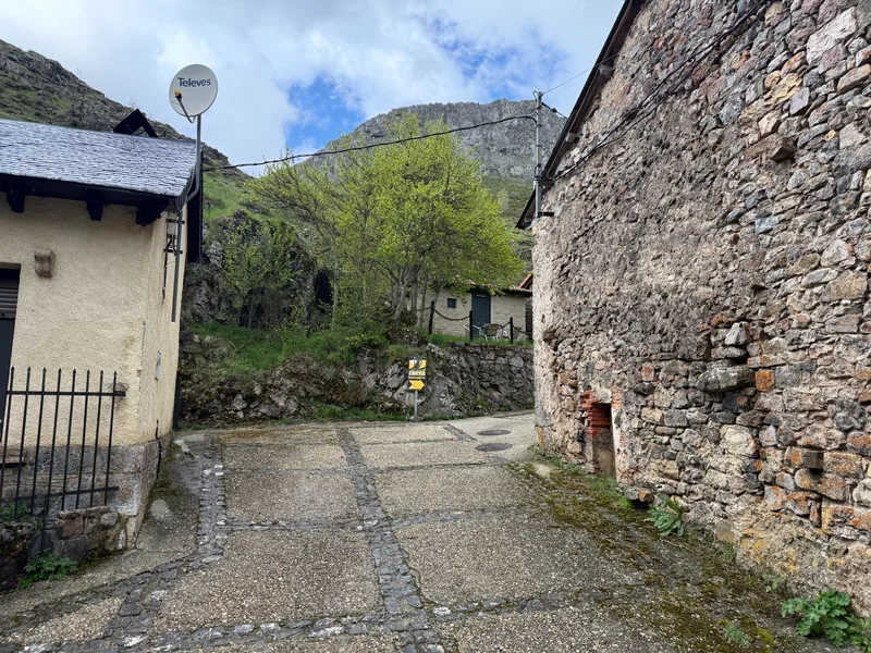 Indicador Cueva de Llamazares en el pueblo